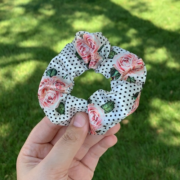 𝐏𝐫𝐞𝐩𝐩𝐲 𝐑𝐨𝐬𝐞𝐬 𝐒𝐜𝐫𝐮𝐧𝐜𝐡𝐢𝐞 - Picture 2 of 3